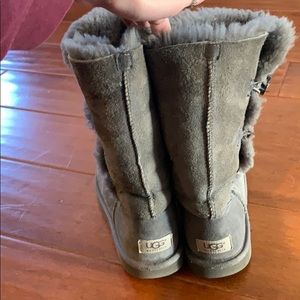 grey uggs w/ black buttons( bailey button)